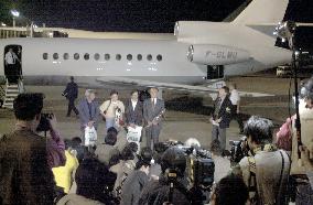4 freed Japanese arrive back in Japan
